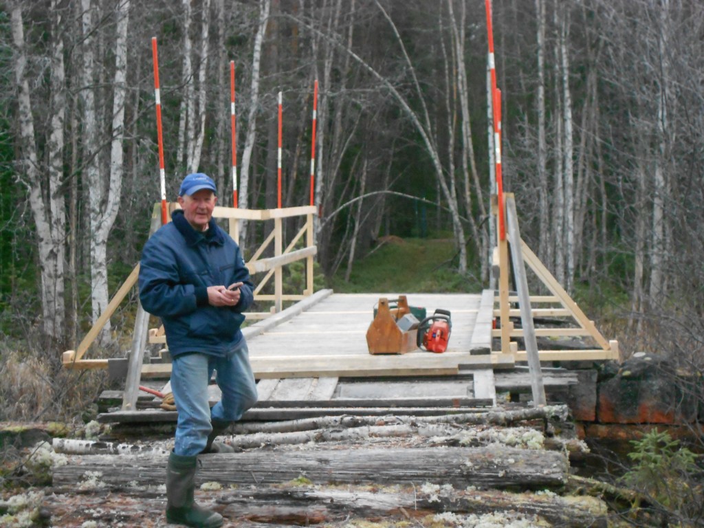 Bygge räcken på bron över Molgaån