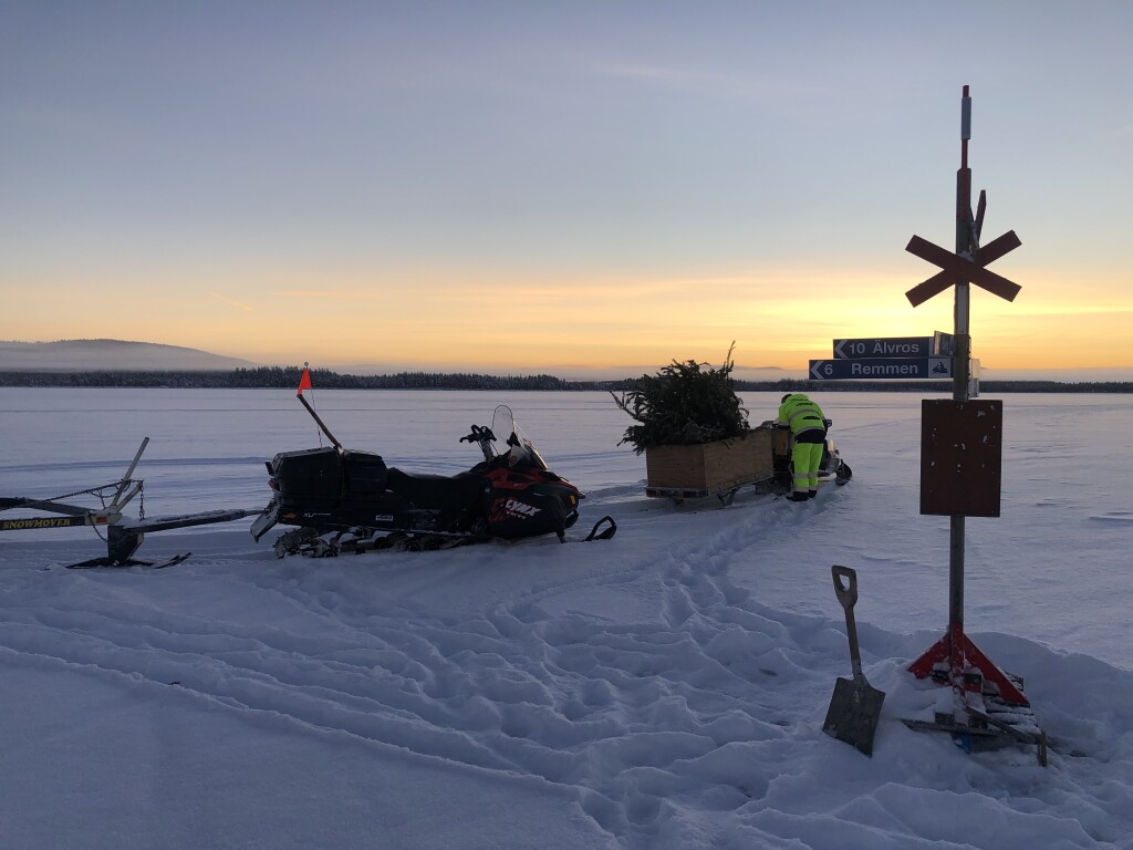 Uppsättning av skyltar i korsning på Målingen