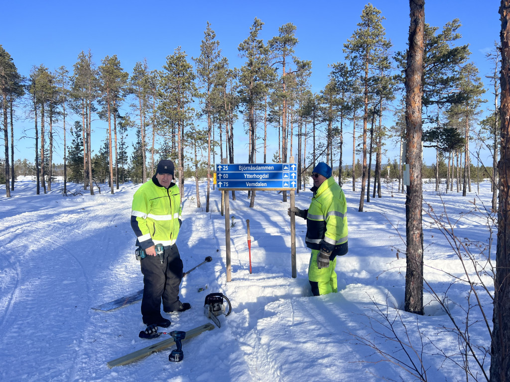 Nya skyltar vid flygfältet