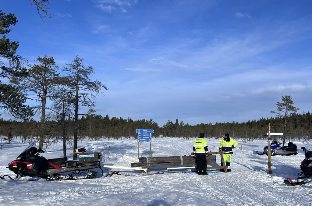 Nya skyltar vid genvägen