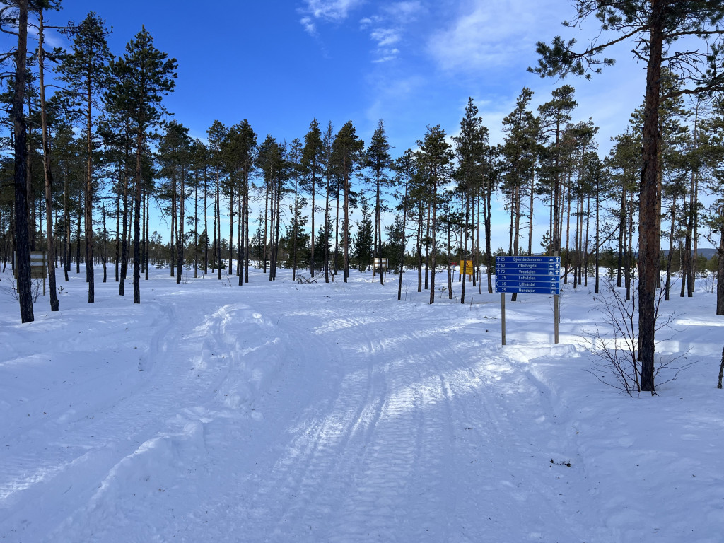 Nya skyltar vid flygfältet