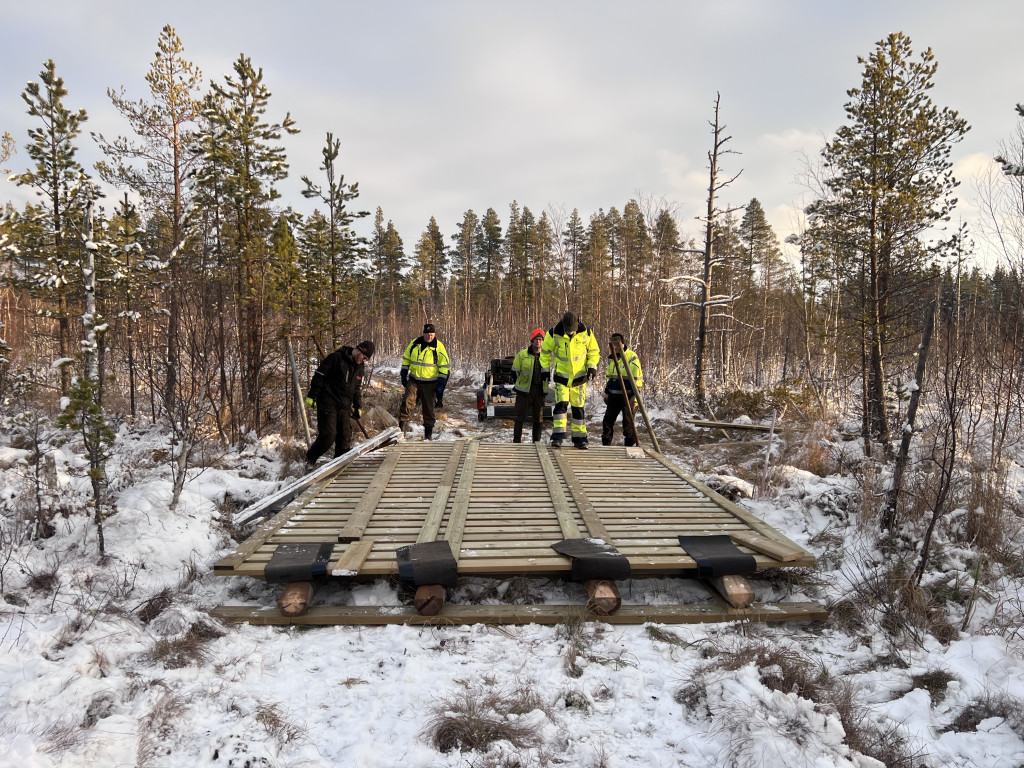 på plats