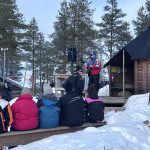 Jonas underhåller